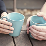 Darrande händer (tremor): orsak, symtom & behandling